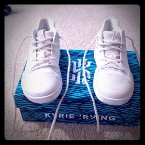Kyrie 3 - Youth size 1Y